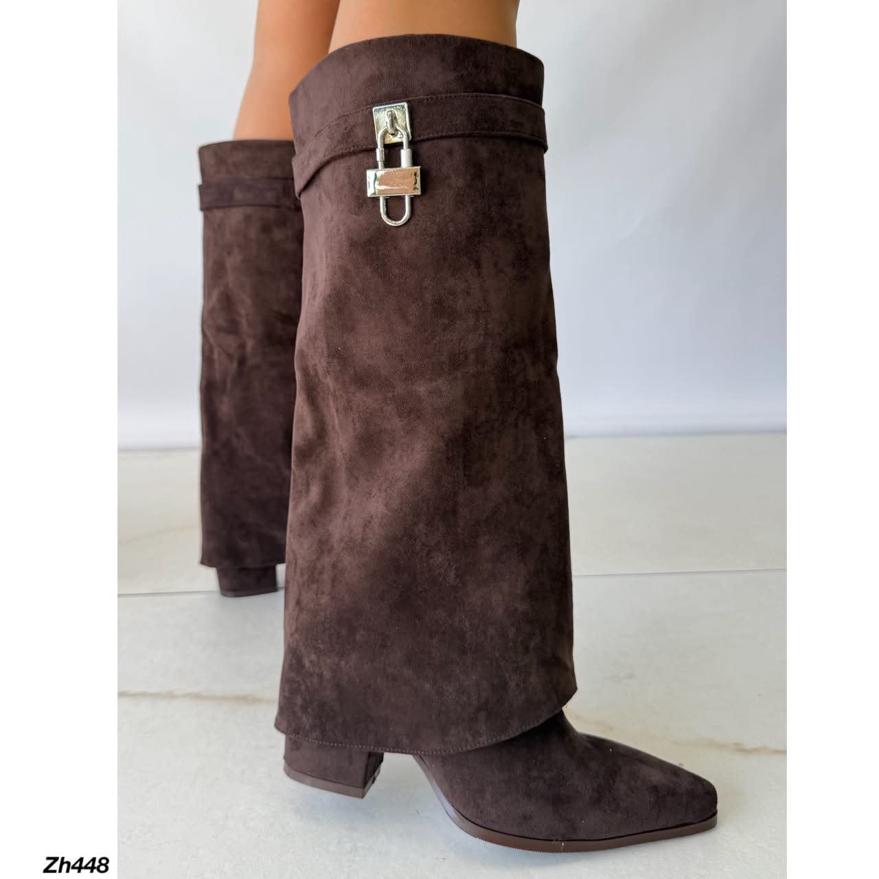 Bota caña alta café doblez detalle plateado tacon 9cm HX3278-C1668